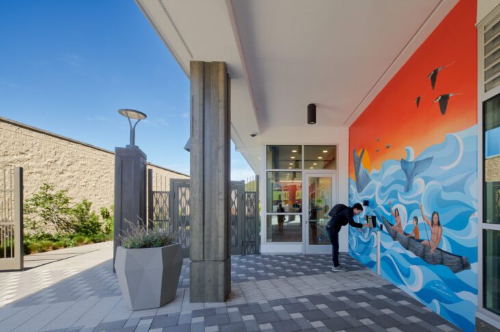 Islais Place, entrance, mural<br /><small>Photography: Keith Baker</small>